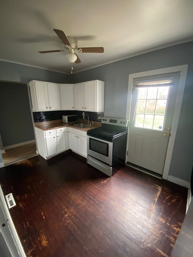 Building Photo - 4 bedroom 2 bath house in Henrico County! ...