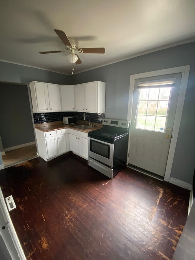 Building Photo - 4 bedroom 2 bath house in Henrico County! All appliances, laundry, central hvac, big yard