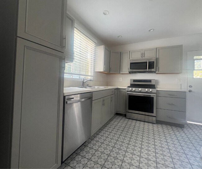 Building Photo - 1028 17th St