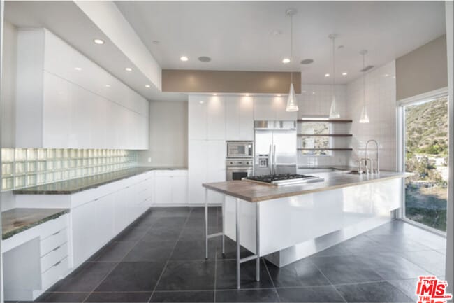 Building Photo - 3850 Rambla Orienta