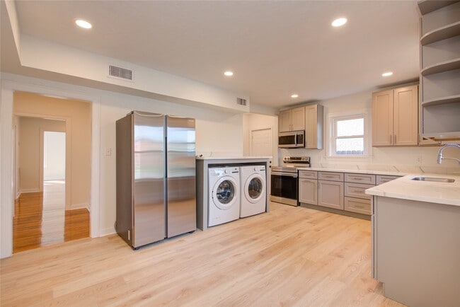 Building Photo - 2208 Blodgett St