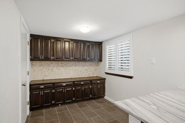 Building Photo - 1906 Hillingway St