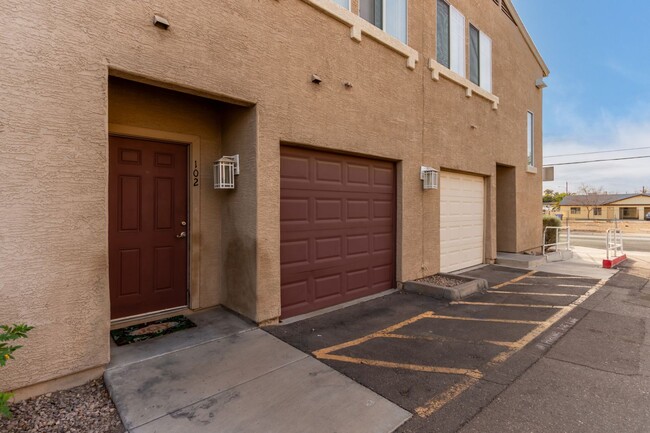 Building Photo - Adorable townhome in Phoenix!!