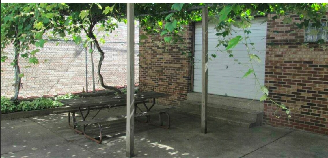 Building Photo - 3013 S Wells St