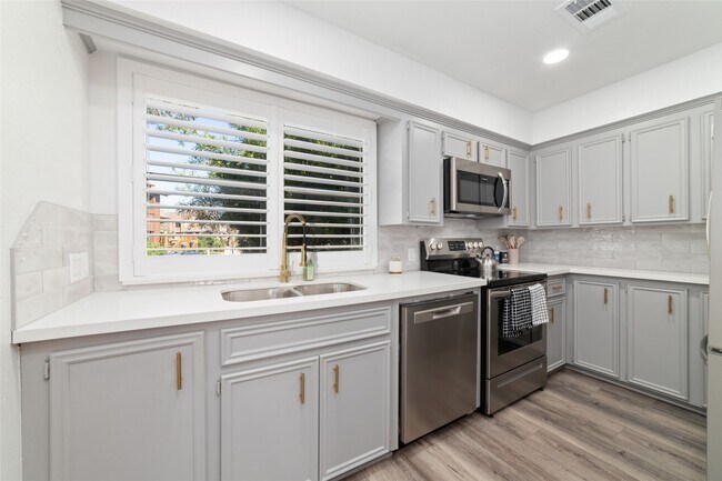 Building Photo - 717 Davis Rd