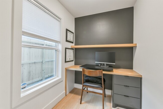 Building Photo - 910 Algregg St