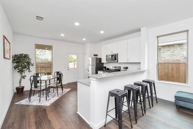 Building Photo - 14455 Cedar Ledge Ln