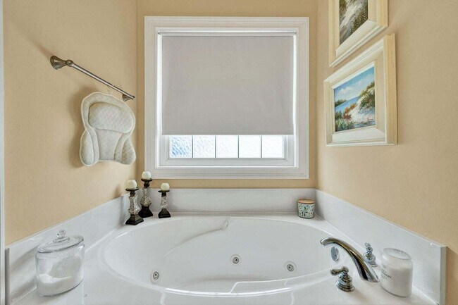 Building Photo - 1865 Weston Pl NW