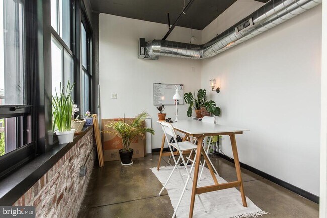 Building Photo - 1701 Tulip St