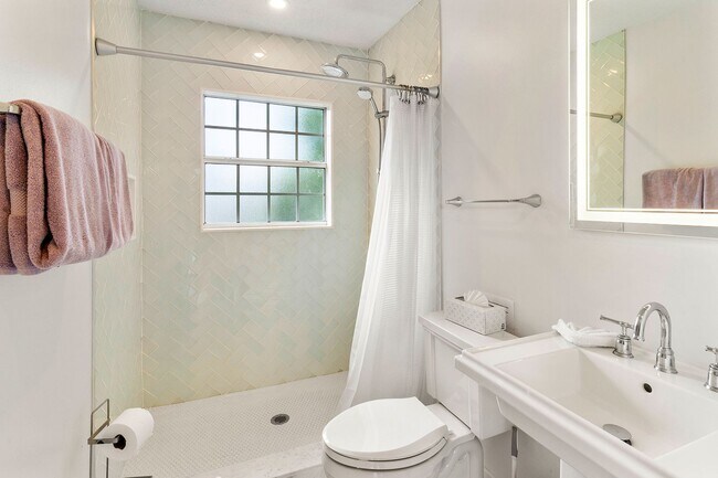 Building Photo - Fabulous 3 bed/ 2 bath Pool Home in South Sarasota ~ Coming March!