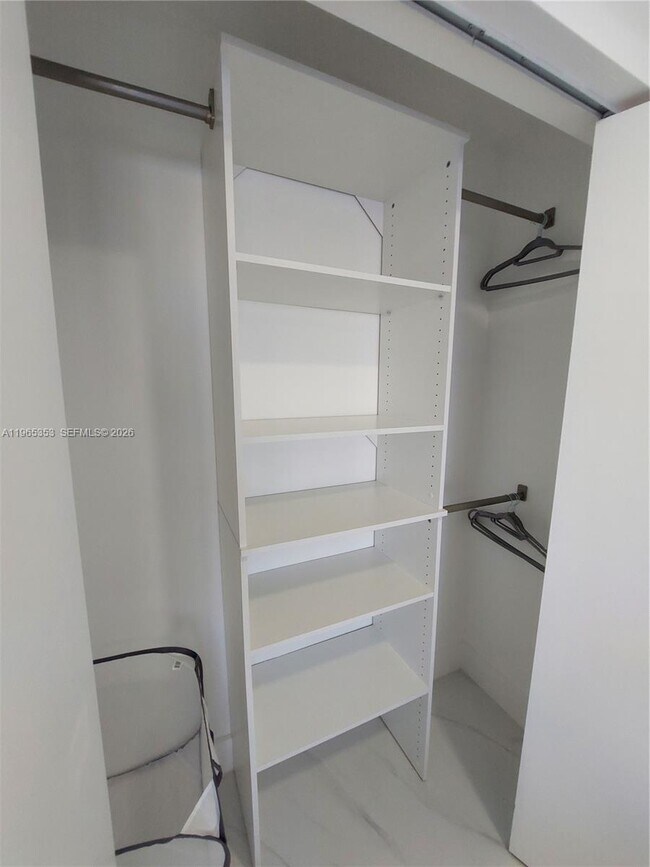 Building Photo - 400 Golden Isles Dr