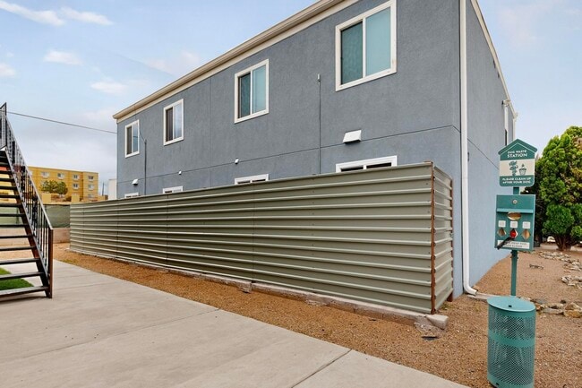 Building Photo - 1812 Buena Vista Dr SE