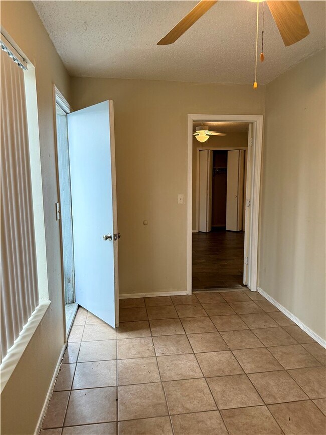 Building Photo - 930 N Century Dr
