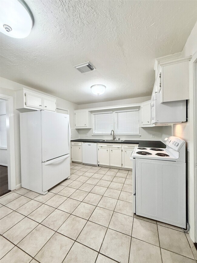 Building Photo - 523 Wisteria St