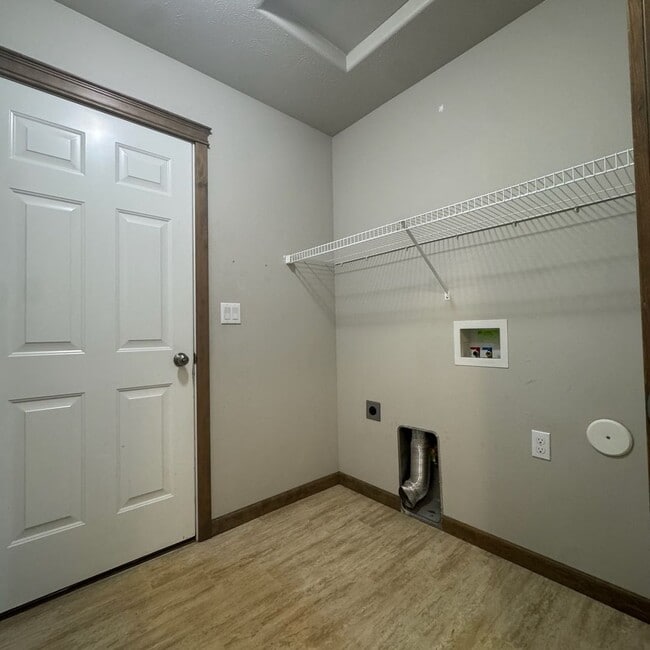 Building Photo - Modern 3 bed 2 bath unit in quiet neighbor...