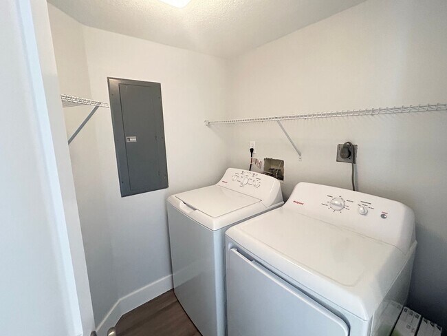 Building Photo - Beautifully Remodeled 2/2 Waterfront Unit in Gated Community!