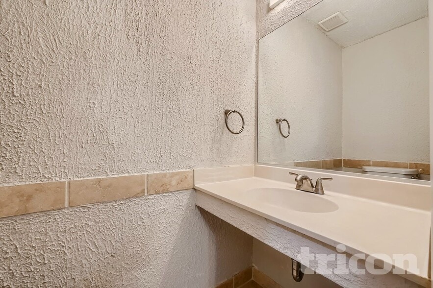 Building Photo - 7832 Falling Leaves Ct