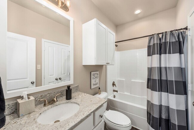 Building Photo - 4/4.5 in Pershing Pointe Townhomes! Availa...