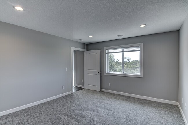 Building Photo - 600 W 9th St