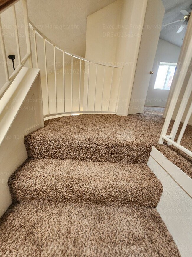 Building Photo - 3 bedroom/ 2.5 bathroom