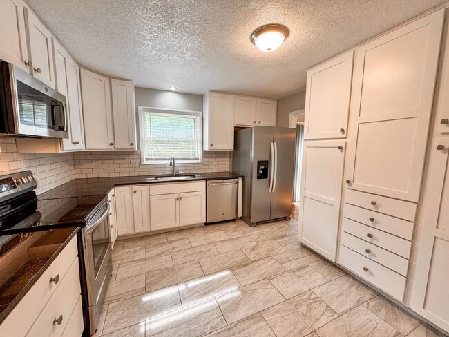 Building Photo - $1,695 - 3 Bed, 2 Bath House in Raytown, MO