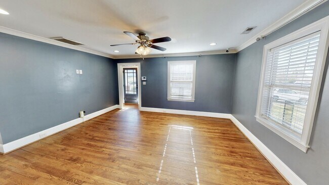 Building Photo - 2014 Roslyn Ave