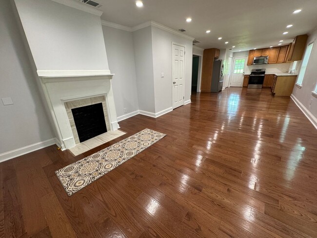 Building Photo - 2 Bedrooms, 2 Bathroom - Home in Downtown ...