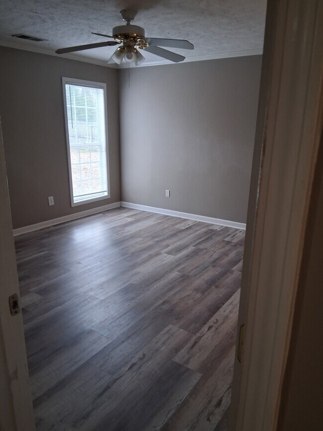 Building Photo - 120 Woods Edge Dr