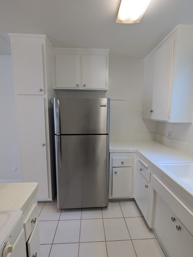 Building Photo - 1009 E Grand Ave