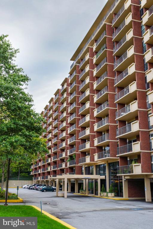 Building Photo - 1300 Army Navy Dr