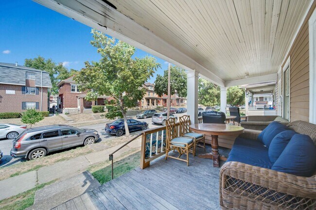 Building Photo - Ultimate 6-Bedroom House with Modern Kitchen, Baths & Private Parking!