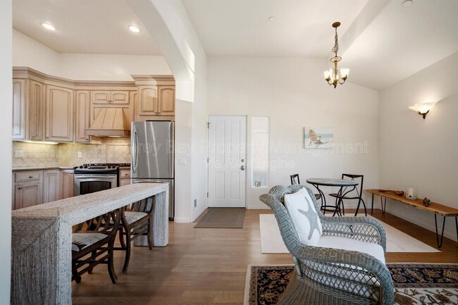 Building Photo - 525 Laurel Ave