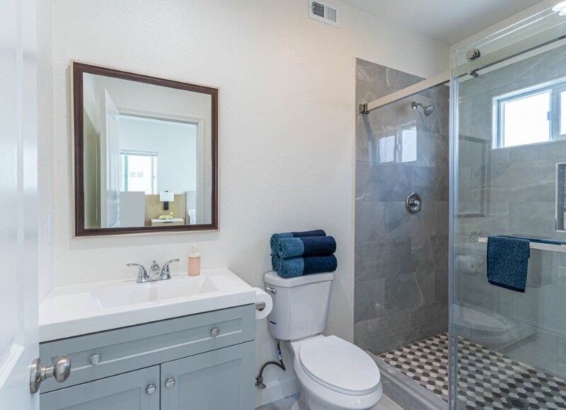 Building Photo - 866 N Edgemont St