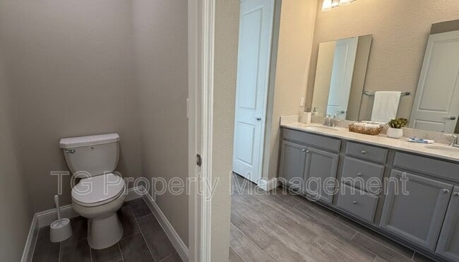 Building Photo - 122 Monthaven Dr