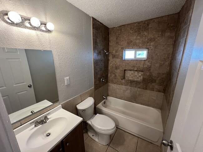 Building Photo - 3 bedroom/1 bathroom close to I10 and I35