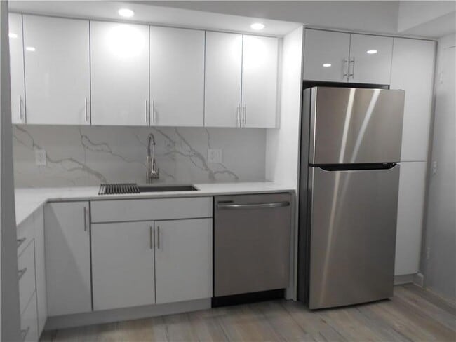 Building Photo - 1301 NE Miami Gardens Dr