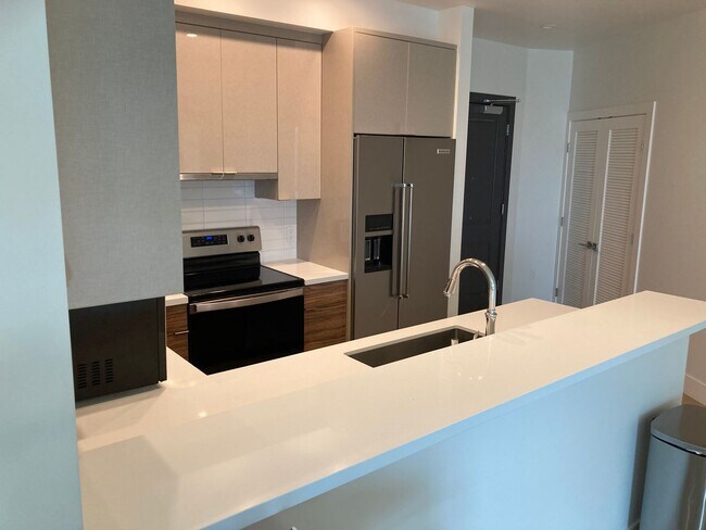 Building Photo - Back on the market! Modern 2 bedroom 2 bath condo blocks from the beach w/parking and washer/drye...