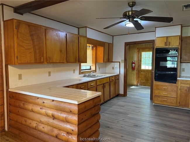 Building Photo - 9581 Valley View Dr