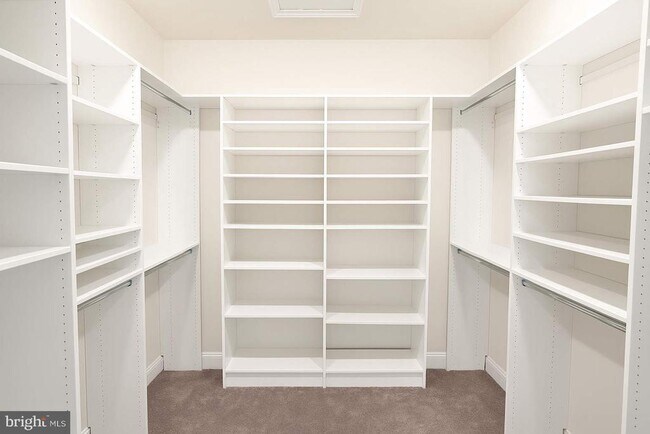 Building Photo - 5544 Old Colony Ct