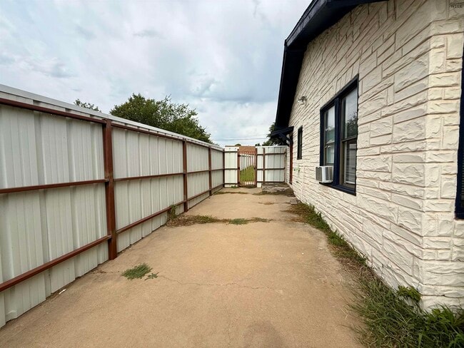 Building Photo - 611 1/2 Sunset Dr