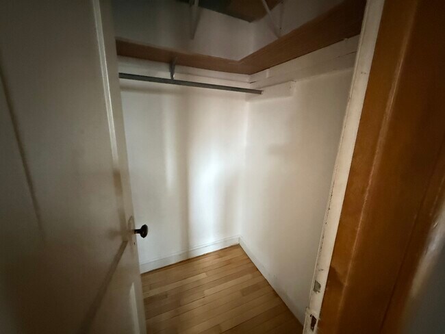 Building Photo - 5219 W Cuyler Ave