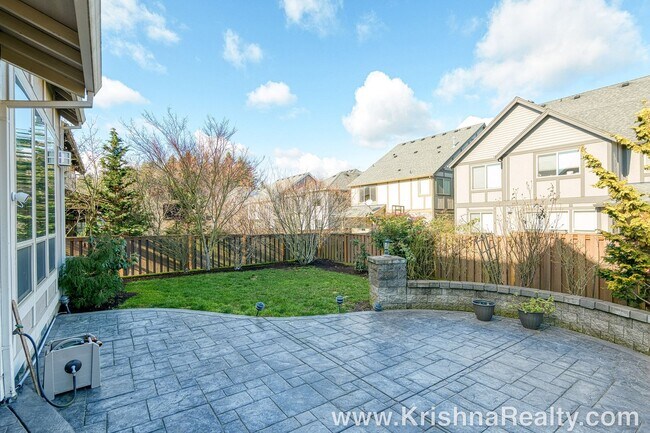 Building Photo - Outstanding 4 BD* 3* BA + *Bonus Room* Cor...
