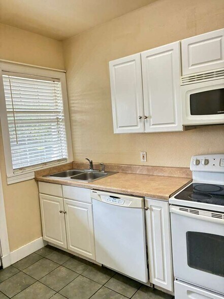 Building Photo - 1209 E Fortification St