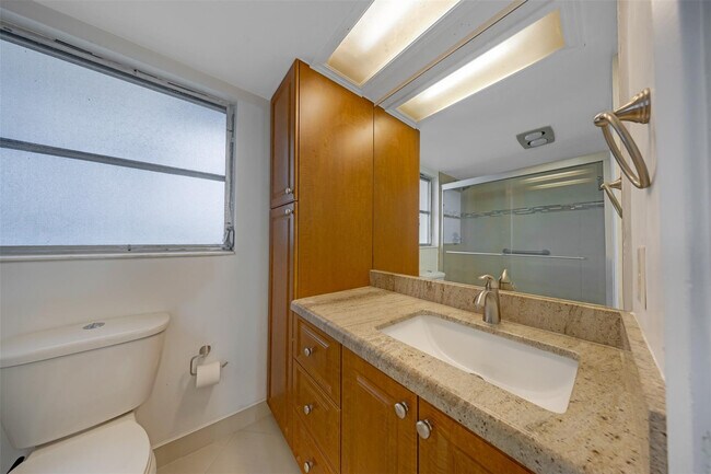 Building Photo - 2601 S Palm Aire Dr