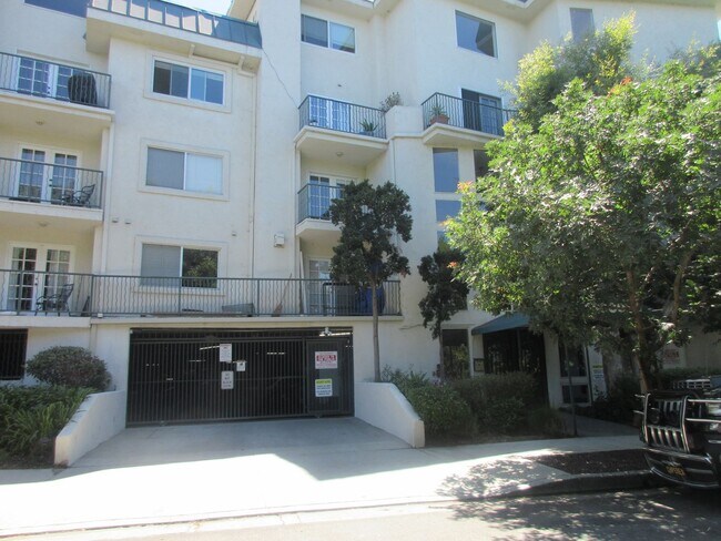 Building Photo - Beautiful Condo in the heart of Studio City