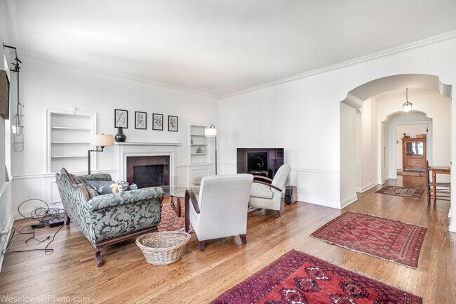 Building Photo - 5000 S Cornell Ave