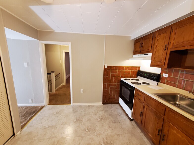 Building Photo - 396 W Clements Bridge Rd