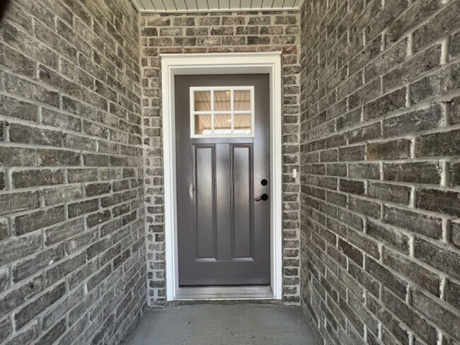 Building Photo - MOVE IN READY