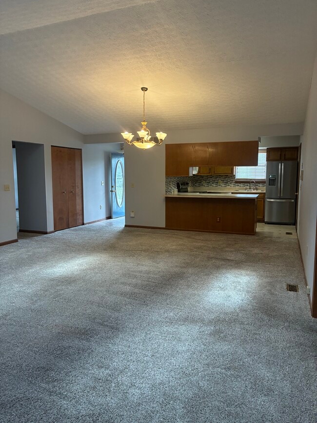 Building Photo - 995 Wren Ct