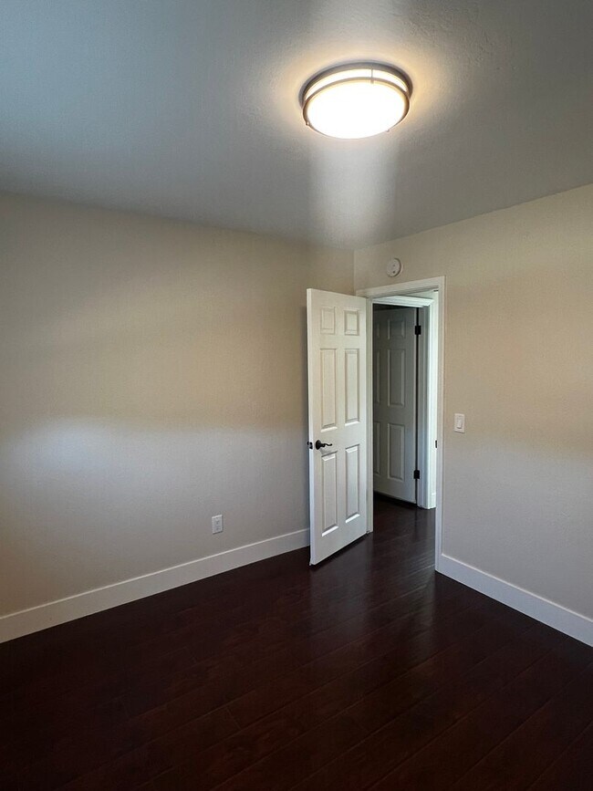 Building Photo - Remodeled Single Story 3 Bedroom/2 Bathroo...